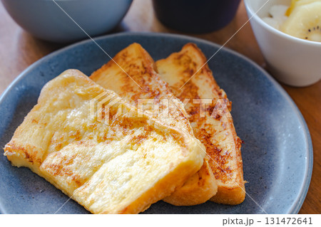 フレンチトーストとスープ、コーヒーとフルーツの健康的な朝食 フレンチトーストとスープ、コーヒーとフルーツの健康的な朝食 131472641