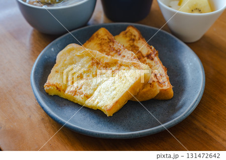 フレンチトーストとスープ、コーヒーとフルーツの健康的な朝食 131472642