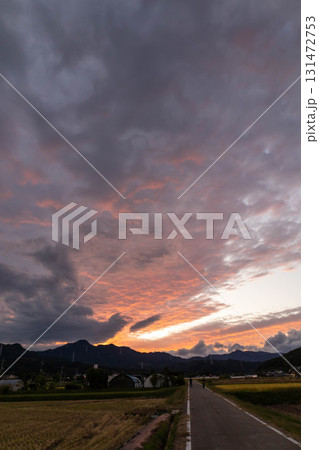 美しい夕焼け空と農道 131472753