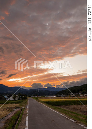 美しい夕焼け空と農道 美しい夕焼け空と農道 131472754
