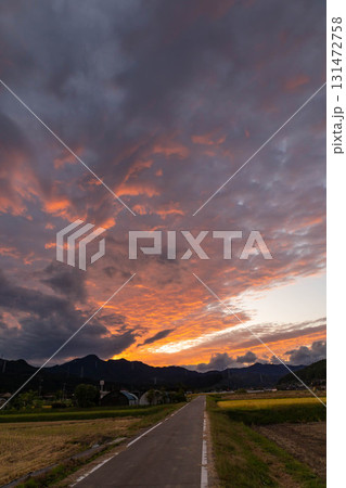美しい夕焼け空と農道 131472758
