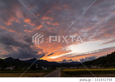 美しい夕焼け空と農道 131472759