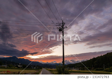 美しい夕焼け空と電柱のシルエット 131472763