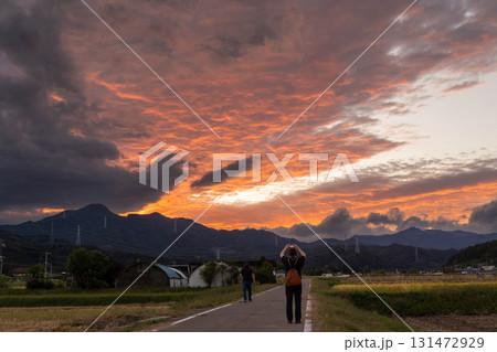 美しい夕焼け空と農道 131472929