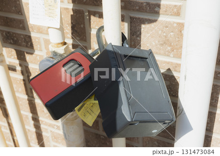 ガスメーターに取り付けられたキーボックス 131473084