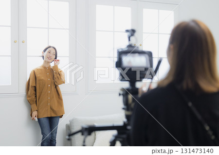 動画撮影をする女性 動画撮影をする女性 131473140