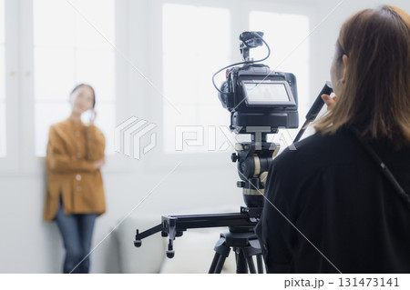 動画撮影をする女性 131473141