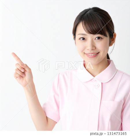 指さしをしている医療スタッフの女性 131473165