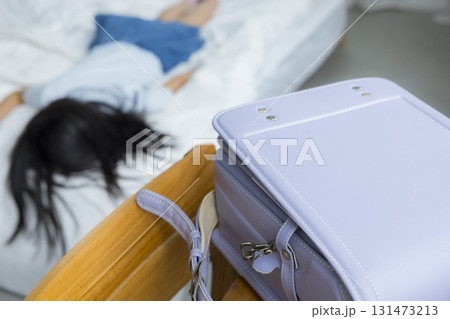 自宅で落ち込む小学生の女の子 自宅で落ち込む小学生の女の子 131473213