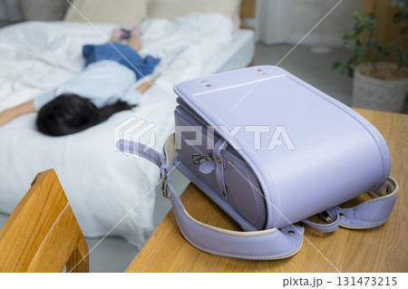 自宅で落ち込む小学生の女の子 自宅で落ち込む小学生の女の子 131473215