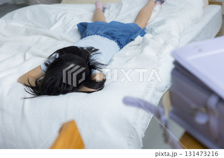 自宅で落ち込む小学生の女の子 131473216