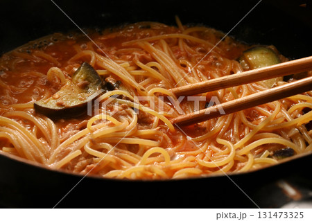 調理中の茄子とツナのトマトソースパスタ 131473325