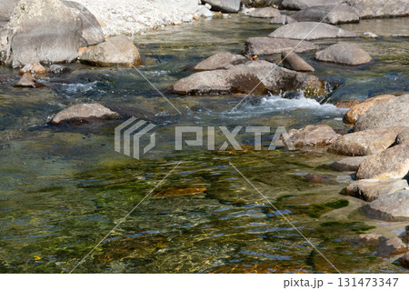 岩の間を流れる川 131473347
