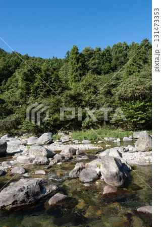 青空と緑の山間部を流れる川 131473353