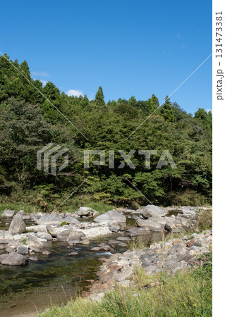 青空と緑の山間部を流れる川 青空と緑の山間部を流れる川 131473381