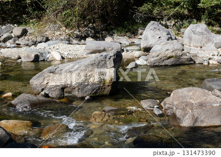 岩の間を流れる川 131473390