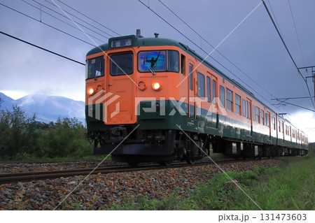 浅間山に見守られて曇天の軽井沢を走行するしなの鉄道115系電車(湘南色)_2025/9/27撮影 131473603