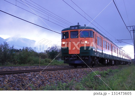 浅間山に見守られて曇天の軽井沢を走行するしなの鉄道115系電車(湘南色)_2025/9/27撮影 浅間山に見守られて曇天の軽井沢を走行するしなの鉄道115系電車(湘南色)_2025/9/27撮影 131473605