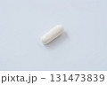 白いカプセル錠剤のシンプルな背景写真 131473839