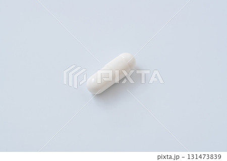 白いカプセル錠剤のシンプルな背景写真 白いカプセル錠剤のシンプルな背景写真 131473839