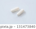 白いカプセル錠剤のシンプルな背景写真 131473840