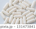 白いカプセル錠剤のシンプルな背景写真 131473841