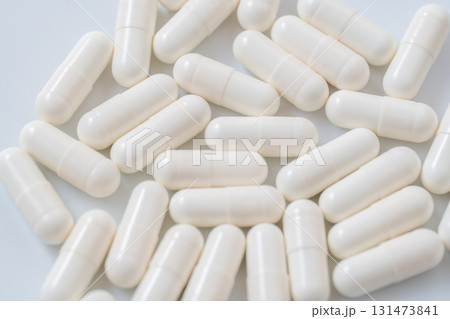 白いカプセル錠剤のシンプルな背景写真 131473841