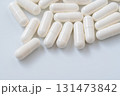 白いカプセル錠剤のシンプルな背景写真 131473842