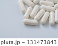 白いカプセル錠剤のシンプルな背景写真 131473843