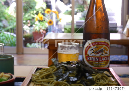 滝を見ながらの茶ざるそばとビール 滝を見ながらの茶ざるそばとビール 131473974