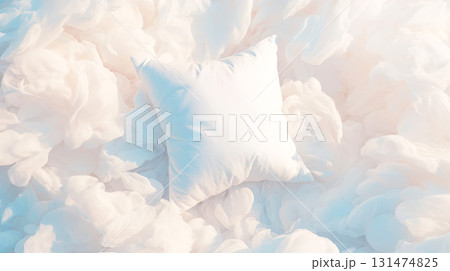 白いふわふわの雲のようなファブリックに包まれた清潔な枕 131474825