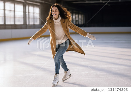 アイススケートをする女性 アイススケートをする女性 131474898