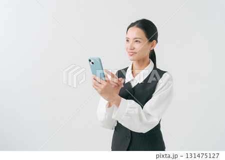 スマホを持つ女性 スマホを持つ女性 131475127