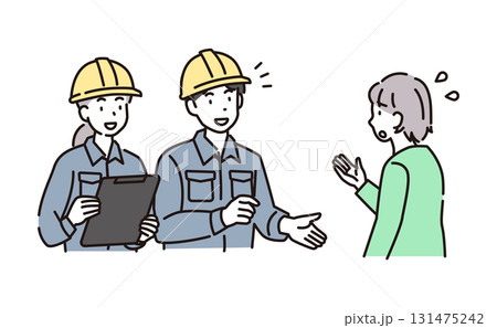 作業員の男性と相談する女性 131475242