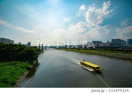 東京都有明・東雲運河を行き交う小型船【都市イメージ】 131475324