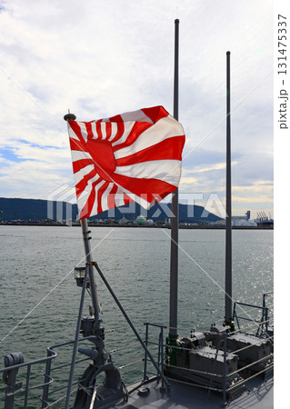 停泊する海上自衛隊の護衛艦の中から旭日旗を見る 停泊する海上自衛隊の護衛艦の中から旭日旗を見る 131475337