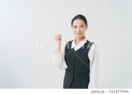 事務服を着た女性のポートレート 131475504
