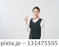 事務服を着た女性のポートレート 131475505
