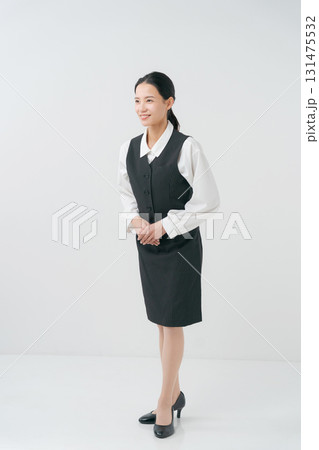 白い背景でお辞儀をする女性 白い背景でお辞儀をする女性 131475532