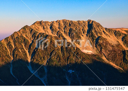 朝焼けの北アルプスの立山 131475547