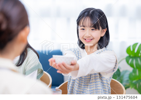 ファミリー 朝食 和食 おかわりをする女の子 ファミリー 朝食 和食 おかわりをする女の子 131475684