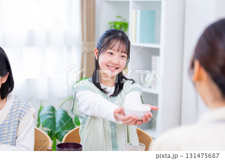 ファミリー　朝食　和食　おかわりをする女の子 131475687