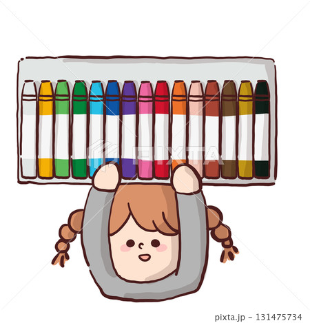 大きなクレヨンセットを掲げている子どものイラスト 131475734