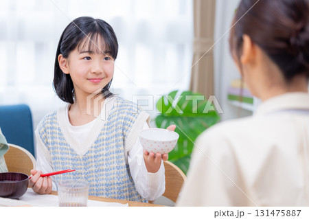 ファミリー 朝食 和食 おかわりをする女の子 ファミリー 朝食 和食 おかわりをする女の子 131475887