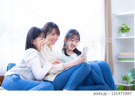 ファミリー　スマホを見ているママと女の子 131475997