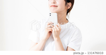 スマホを使う女性 131476010