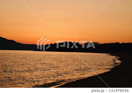 美しいマジックアワーの砂浜 131476016