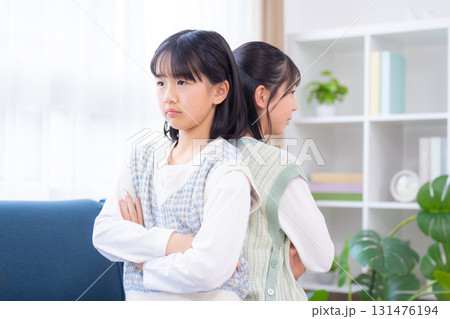 姉妹のポートレート 怒って背中合わせに座る姉妹 姉妹のポートレート 怒って背中合わせに座る姉妹 131476194