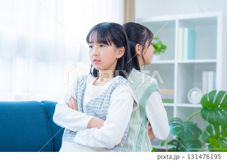 姉妹のポートレート 怒って背中合わせに座る姉妹 姉妹のポートレート 怒って背中合わせに座る姉妹 131476195