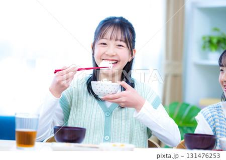 ファミリー　食事　ご飯を食べる女の子 131476253
